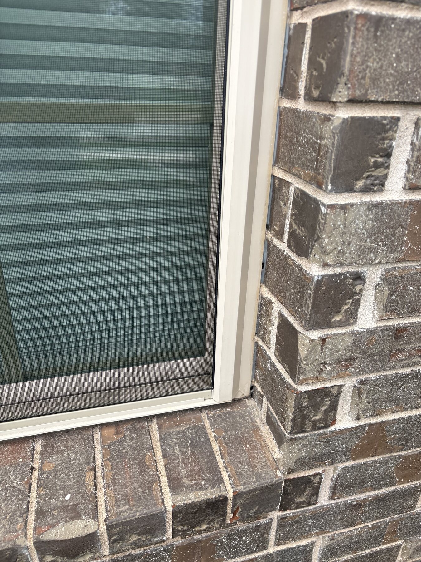 A Round Rock window seal before the WeSeal job